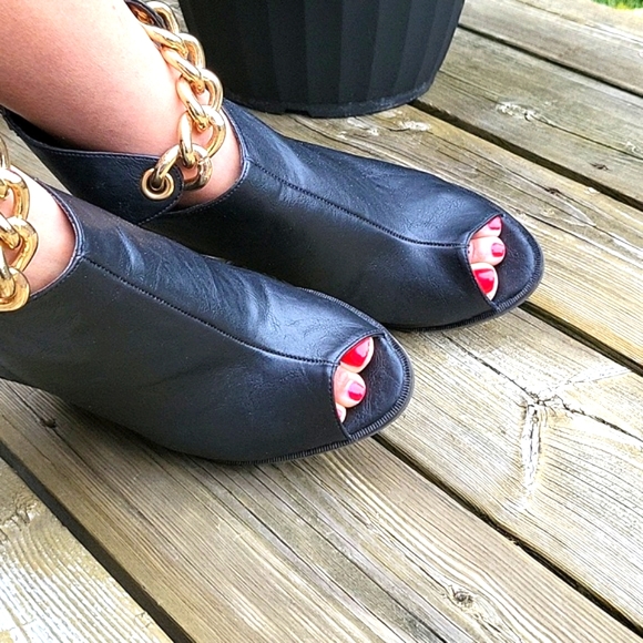 Super Hot Ankle Boots! LIKE NEW! Zigi Soho Faux Leather, Gold Chains, Wedge, 8 - Picture 15 of 17